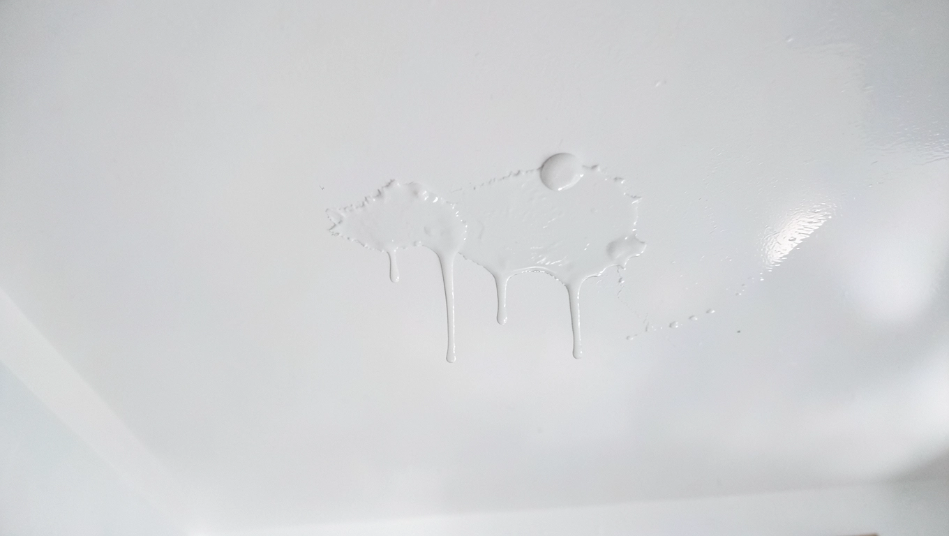 ile schnie farba na suficie