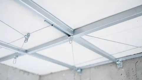 co ile wieszaki es na suficie jednopoziomowym