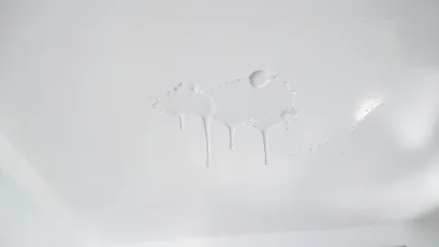 ile schnie farba na suficie