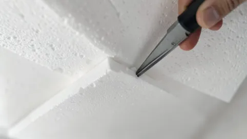 Jak dociąć listwy styropianowe do sufitu