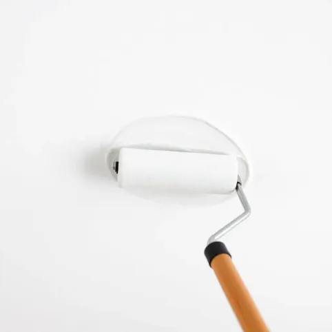 Jak malować wałkiem sufit