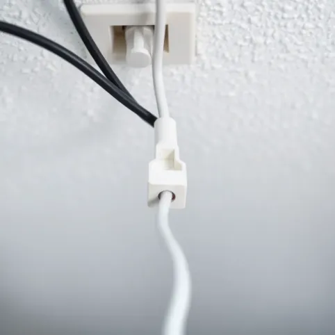 Jak przedłużyć przewód elektryczny w suficie