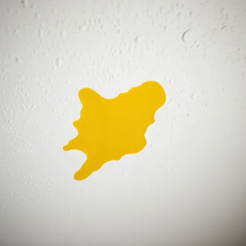Jak usunąć żółte plamy na suficie