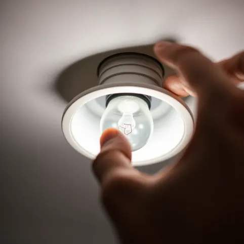 Jak wymienić żarówkę halogenową w suficie