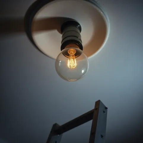 Jak wymienić żarówkę w suficie