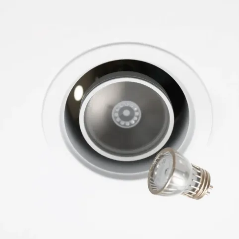 Jak wymienić żarówkę w suficie podwieszanym