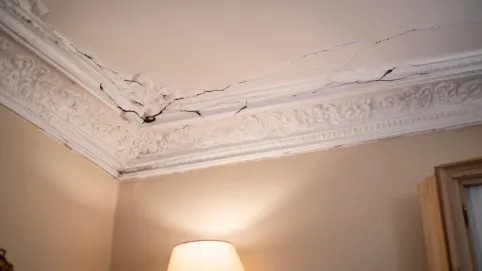 Jak zamaskować krzywy sufit