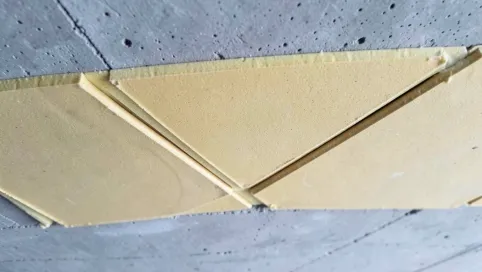 montaż płyt pir na suficie betonowym