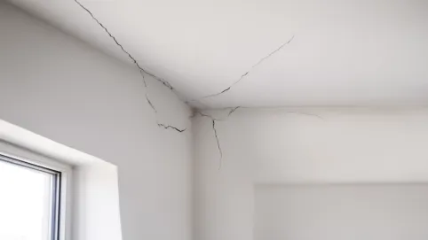 Pęknięcia na łączeniu sufitu i ściany
