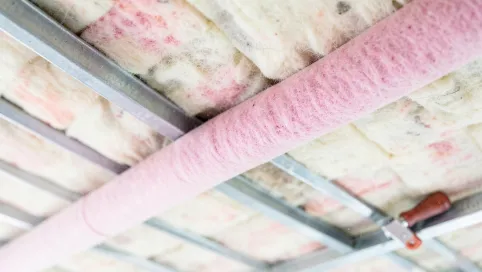 układanie wełny na suficie podwieszanym